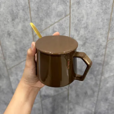 Ly Sứ Nâu Có Nắp Và Muỗng In Logo Theo Yêu Cầu – Ly Sứ Quà Tặng Doanh Nghiệp