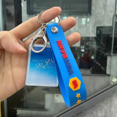 Móc Khóa Cao Su In Logo Theo Yêu Cầu – Móc Khóa Quà Tặng Doanh Nghiệp Kèm Thẻ Nhựa