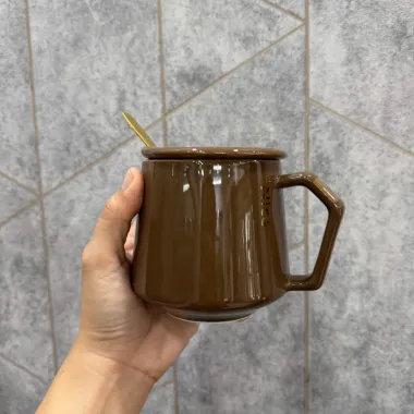 Ly Sứ Nâu Có Nắp Và Muỗng In Logo Theo Yêu Cầu – Ly Sứ Quà Tặng Doanh Nghiệp