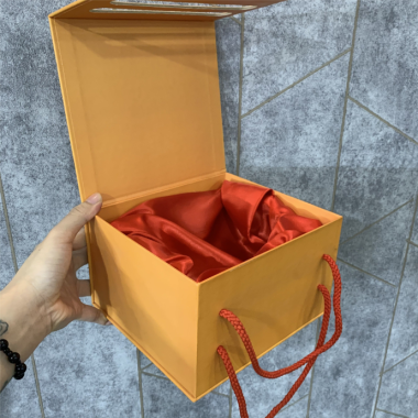 Túi Giấy Quà Tặng In Logo Theo Yêu Cầu – Cán Mờ Dây Dù Sang Trọng