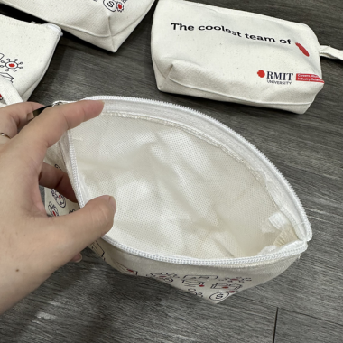 VÍ CẦM TAY VẢI CANVAS MÀU TRẮNG QUAI ĐEO – NHẬN IN LOGO THEO YÊU CẦU