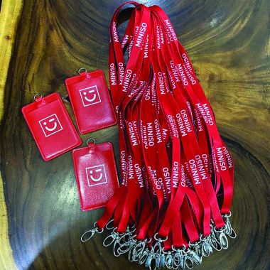 Dây Đeo Thẻ Satin Đỏ In Logo + Bao Đeo Thẻ Nhựa – Nhân Viên & Sự Kiện