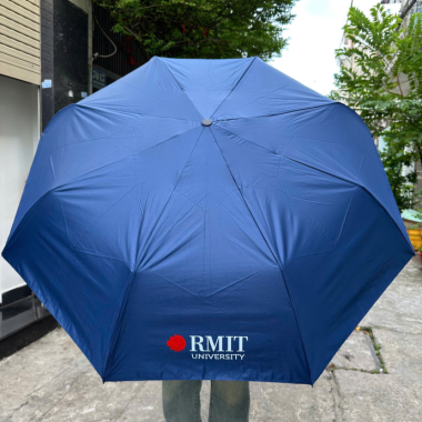 Ô Dù Cầm Tay Màu Navy In Logo – Gấp Gọn, Chống Thấm Tốt, Phù Hợp Sự Kiện