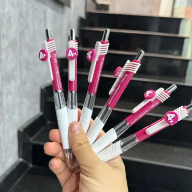 Bút Bi In Logo Theo Yêu Cầu – Bút Quảng Cáo Có Tag Logo Nổi Độc Đáo