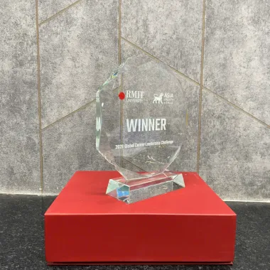 Kỷ Niệm Chương Winner RMIT University – Cúp Vinh Danh Mica Trong Suốt In Logo Theo Yêu Cầu
