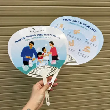 Quạt Cầm Tay Samaritan’s Purse In Theo Yêu Cầu – Xưởng Sản Xuất Quạt Nhựa Quảng Cáo