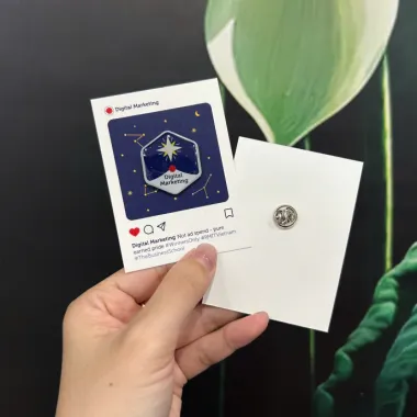 Huy Hiệu Cài Áo Digital Marketing In Logo Theo Yêu Cầu – Pin Badge Mica Kèm Card