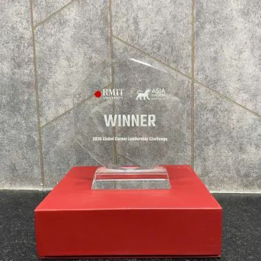 Kỷ Niệm Chương Winner RMIT University – Cúp Vinh Danh Mica Trong Suốt In Logo Theo Yêu Cầu