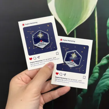 Huy Hiệu Cài Áo Digital Marketing In Logo Theo Yêu Cầu – Pin Badge Mica Kèm Card