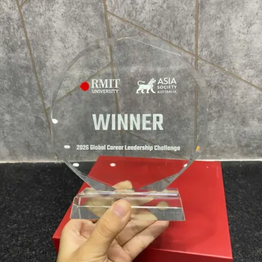 Kỷ Niệm Chương Winner RMIT University – Cúp Vinh Danh Mica Trong Suốt In Logo Theo Yêu Cầu