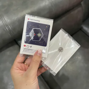 Huy Hiệu Cài Áo Digital Marketing In Logo Theo Yêu Cầu – Pin Badge Mica Kèm Card