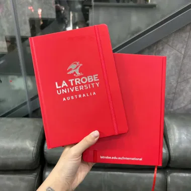 Sổ Tay La Trobe University In Logo Theo Yêu Cầu – Sổ Tay Bìa Đỏ Quà Tặng Cao Cấp