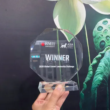 Kỷ Niệm Chương Winner RMIT University – Cúp Vinh Danh Mica Trong Suốt In Logo Theo Yêu Cầu