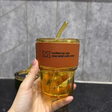 Ly Nhựa Tumbler Kèm Ống Hút Và Đai Da In Logo Theo Yêu Cầu – Ly Quà Tặng Trường Học Giá Xưởng