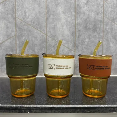 Ly Nhựa Tumbler Kèm Ống Hút Và Đai Da In Logo Theo Yêu Cầu – Ly Quà Tặng Trường Học Giá Xưởng