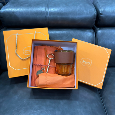 Bộ Quà Tặng Xổ Dù & Ly Thủy Tinh In Logo – Sang Trọng, Đầy Ý Nghĩa
