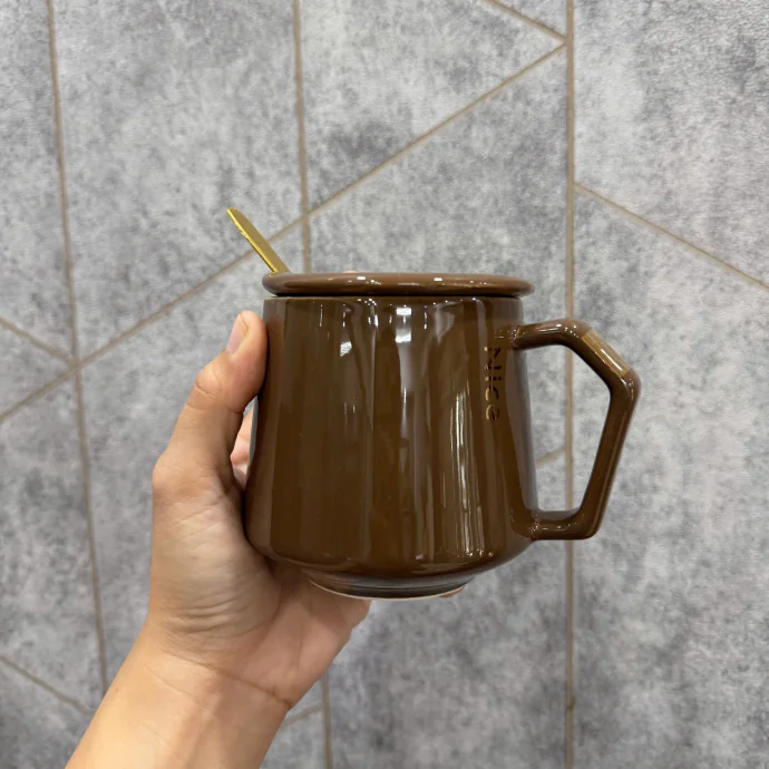 Ly Sứ Nâu Có Nắp Và Muỗng In Logo Theo Yêu Cầu – Ly Sứ Quà Tặng Doanh Nghiệp
