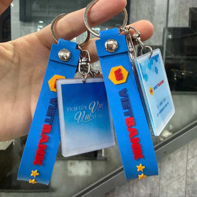 Móc Khóa Cao Su In Logo Theo Yêu Cầu – Móc Khóa Quà Tặng Doanh Nghiệp Kèm Thẻ Nhựa
