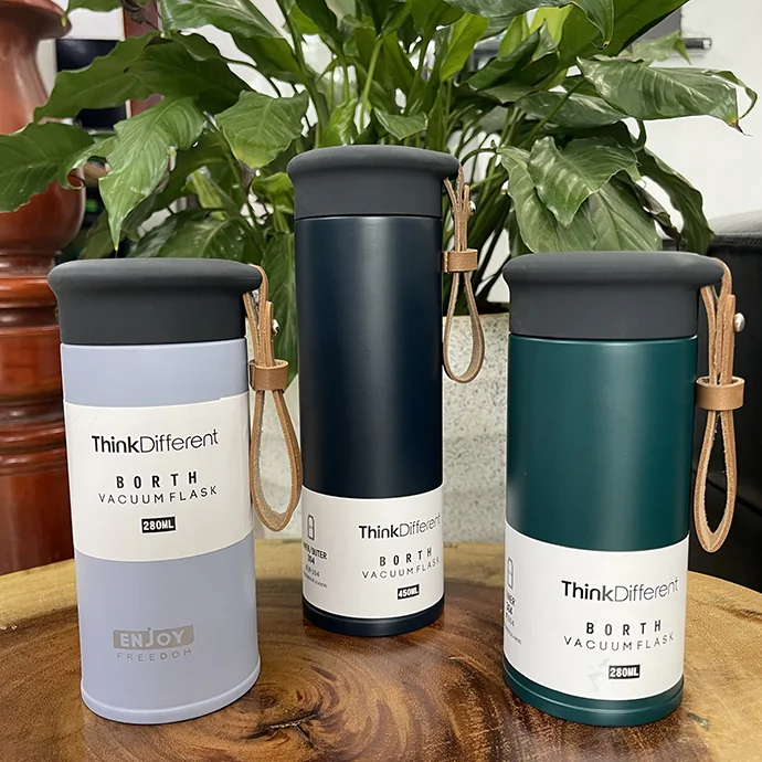 BÌNH GIỮ NHIỆT CÓ TAY XÁCH DA DẬP LOGO THEO YÊU CẦU – GIỮ NHIỆT 6-8 TIẾNG