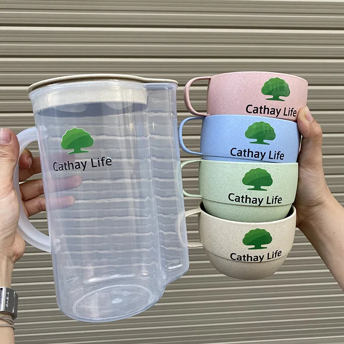 Bộ Bình Nước Nhựa 1350ML Kèm 4 Cốc Lúa Mạch – Bình Nước In Logo Theo Yêu Cầu