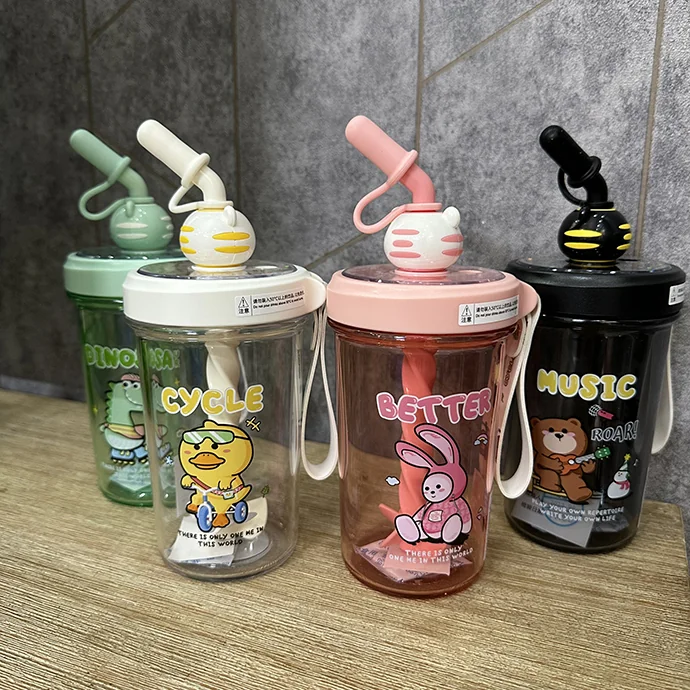 Bình Nước Nhựa Trong Suốt Ống Hút Lớn – Hoạt Hình Dễ Thương Cho Bé