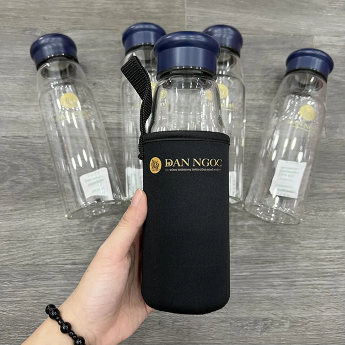 Bình Thủy Tinh 450ml Miệng Nhỏ Nắp Gỗ Kèm Bọc Chống Va Đập In Logo