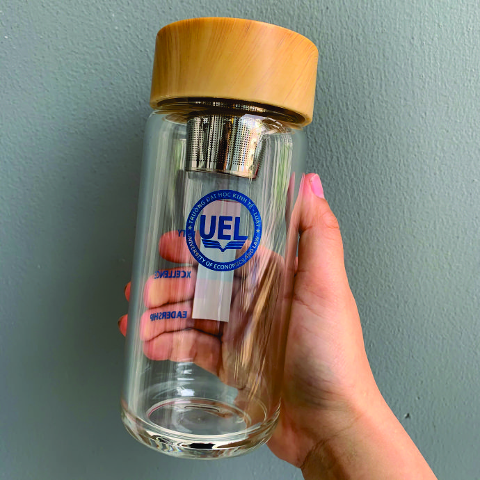 BÌNH THỦY TINH NẮP GỖ 400ML IN LOGO TRƯỜNG ĐẠI HỌC UEL