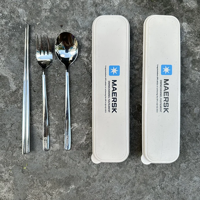 Bộ Muỗng Nĩa Đũa In Logo Maersk – Quà Tặng Doanh Nghiệp Tiện Dụng & Thân Thiện Môi Trường