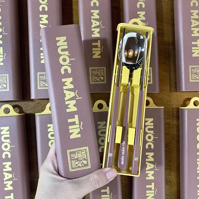 Bộ Muỗng Đũa Có Hộp Nút Bấm – Cao Cấp, In Logo Theo Yêu Cầu