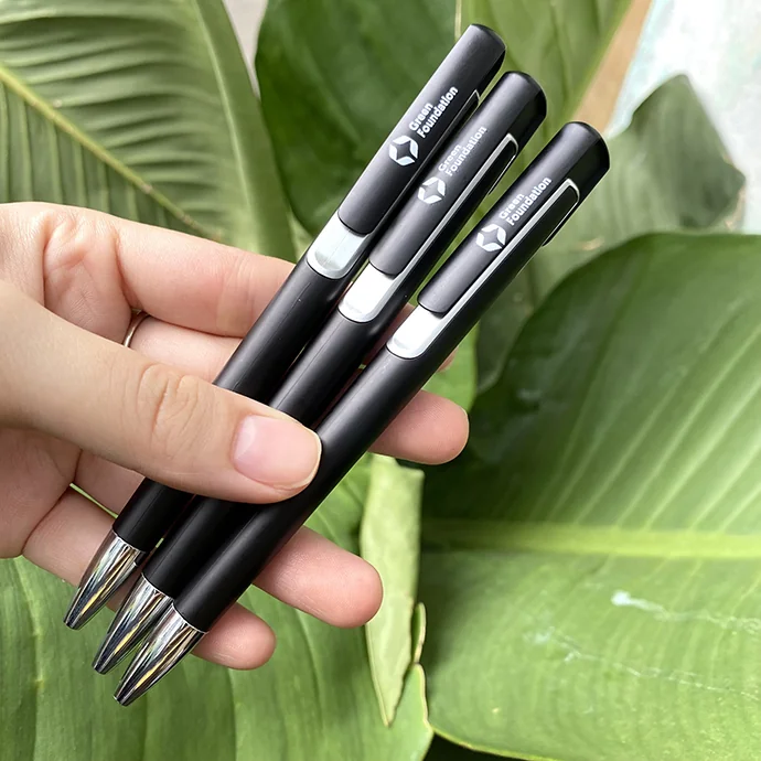 BÚT BI NHỰA ĐEN IN LOGO THEO YÊU CẦU – BÚT QUÀ TẶNG DOANH NGHIỆP GIÁ TỐT