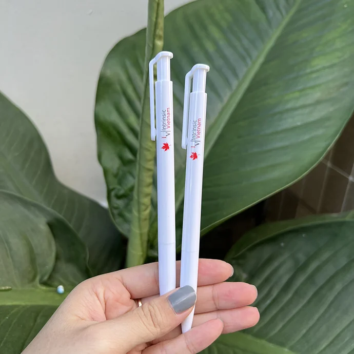Bút Bi Nhựa Lá Phong In Logo - Quà Tặng Doanh Nghiệp Giá Rẻ