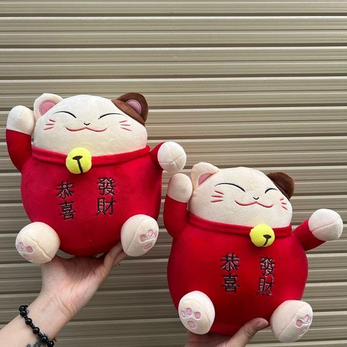 Gấu Bông Mèo Thần Tài Màu Đỏ 43cm – Thú Nhồi Bông Mềm Mịn Ôm Ngủ, Gối Đầu, Tựa Lưng