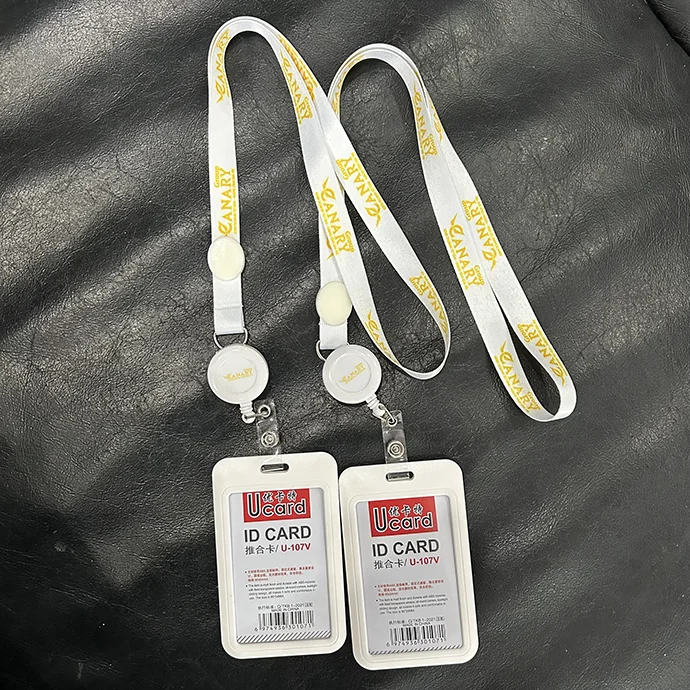 Dây Đeo Thẻ Trắng In Chữ Vàng – Lanyard Kèm Cuộn Rút & Bao Đựng Thẻ