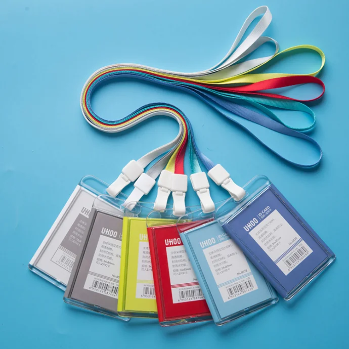 Bộ Dây Đeo Thẻ + Bao Thẻ Nhựa Trong Suốt 6.7x10.9cm – Thẻ Dọc Nhiều Màu, In Logo Theo Yêu Cầu