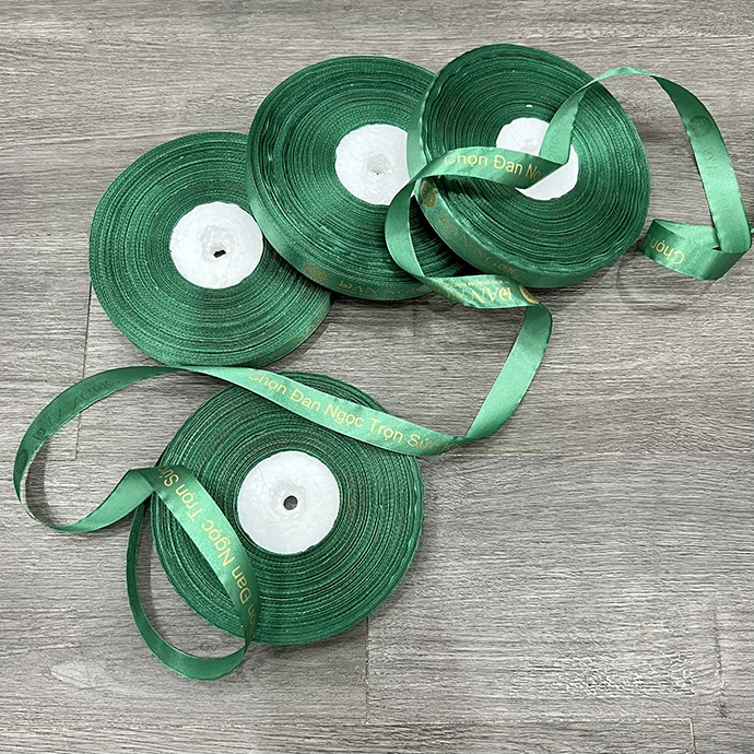 Ruy băng satin in logo màu xanh lá – in chữ vàng sang trọng