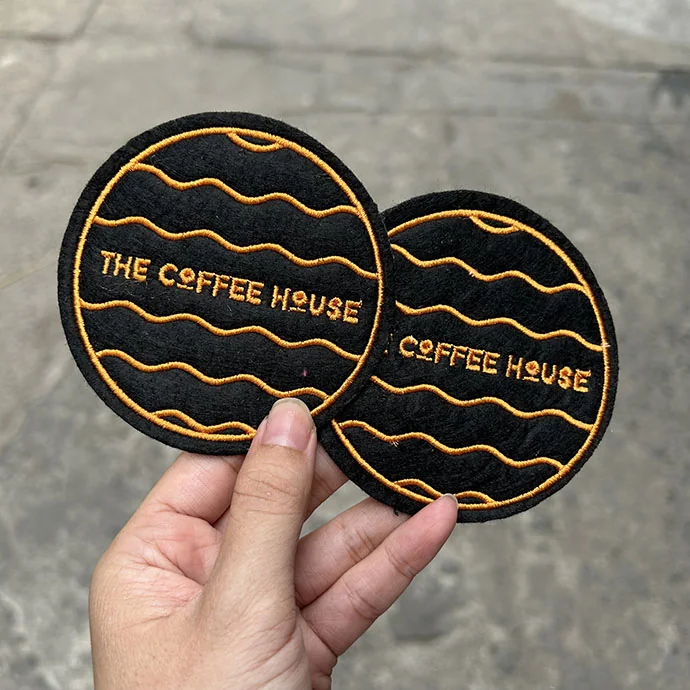 Đế Lót Ly Vải Nỉ Thêu Logo The Coffee House Theo Yêu Cầu