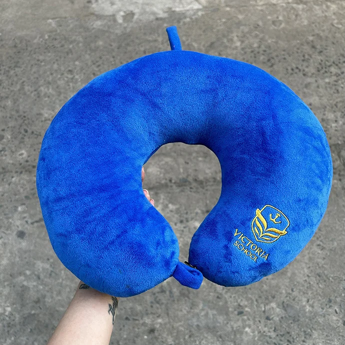 Gối Chữ U In Logo Theo Yêu Cầu – Gối Cổ Nhung Mềm Quà Tặng Doanh Nghiệp