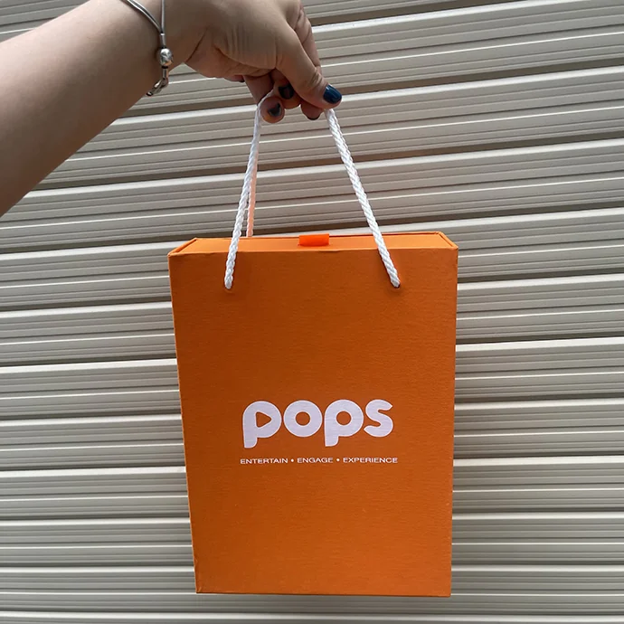 Hộp quà giấy cao cấp dạng túi xách màu cam in logo Pops