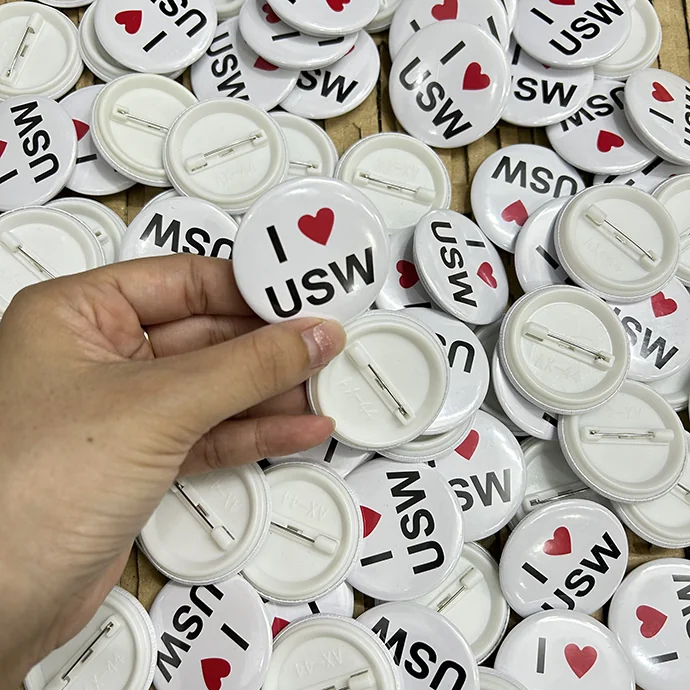 Huy Hiệu Cài Áo In Logo Theo Yêu Cầu – Badge Nhựa ABS In Slogan Giá Rẻ