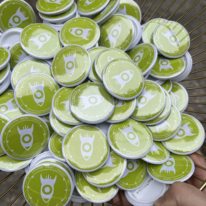 Huy Hiệu Cài Áo In Logo STEMHOUSE – Giá Rẻ, Chất Lượng Cao Cho Doanh Nghiệp & Trường Học