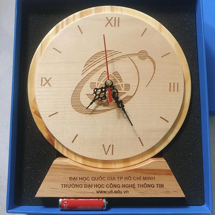 Đồng Hồ Gỗ Để Bàn Khắc Logo Theo Yêu Cầu – Quà Tặng Trường Học & Doanh Nghiệp