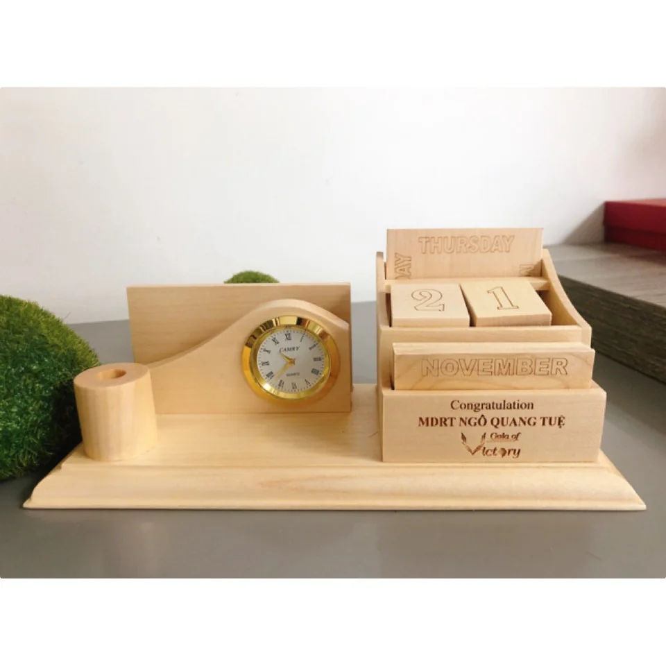Lọ Đựng Bút Gỗ Để Bàn Kèm Đồng Hồ & Lịch – Khắc Logo Quà Tặng Doanh Nghiệp