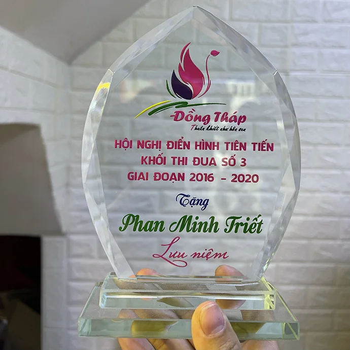 Kỷ Niệm Chương Pha Lê In Logo Theo Yêu Cầu – Cúp Pha Lê Vinh Danh Cao Cấp
