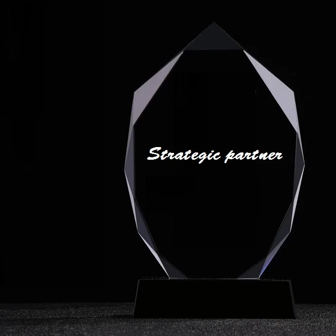 Cúp Pha Lê Elip Cạnh Vát – Khắc Chữ Strategic Partner Sang Trọng