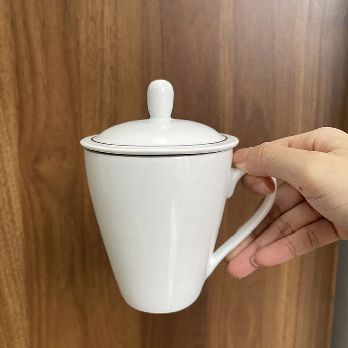 Bộ Ly Sứ Trắng Ngà Có Nắp In Logo Theo Yêu Cầu – Ly Uống Trà Thanh Lịch