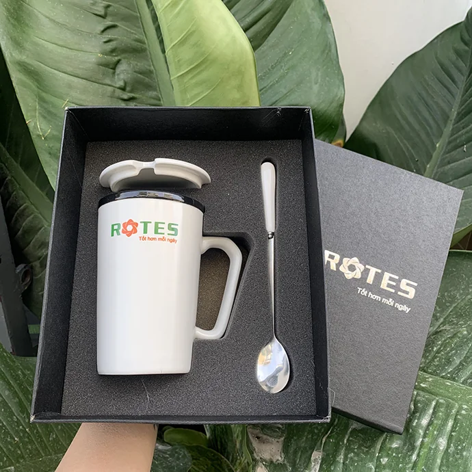 Set Quà Ly Sứ In Logo Theo Yêu Cầu – Ly Có Nắp & Muỗng Sang Trọng
