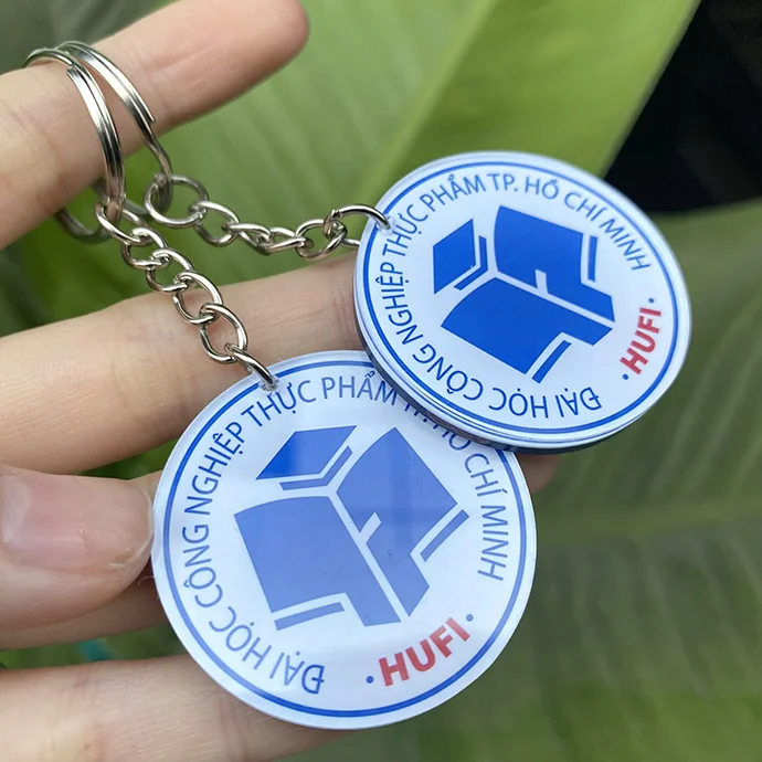 Móc Khóa In Logo Theo Yêu Cầu – Móc Khóa Nhựa/Mica Đổ Keo 2 Mặt, Quà Tặng Doanh Nghiệp & Trường Học