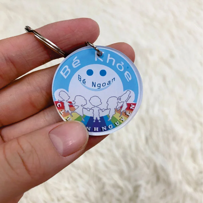 Móc Khóa Nhựa Tròn Bé Ngoan – Màu Xanh Dương Pastel – In Theo Yêu Cầu