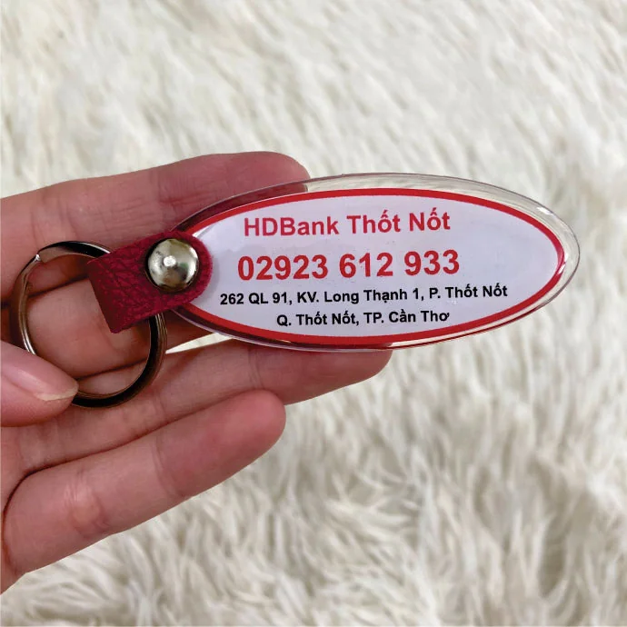 Móc Khóa Mica Oval Màu Đỏ Trắng In Logo – Quà Tặng Doanh Nghiệp Giá Tốt