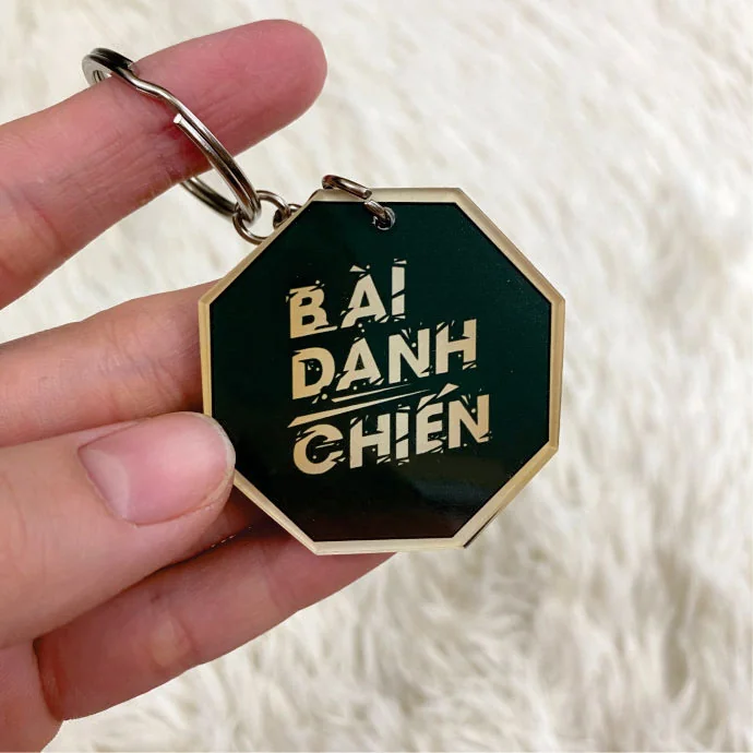 Móc Khóa Huy Hiệu Bát Giác Màu Xanh Đen Viền Vàng – In Chữ Theo Yêu Cầu